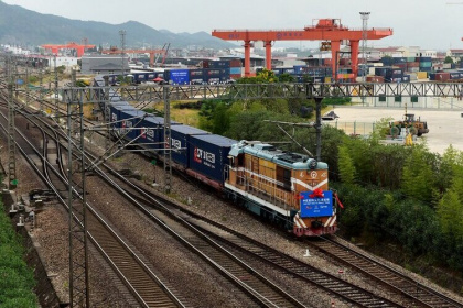 Эксперт: по железной дороге из Китая не удастся отправить брендовые вещи